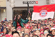 Zig-Tausende feierten 2013 in München das Triple auf den Straßen und auf dem Marienplatz (©Foto: Martin Schmitz)
